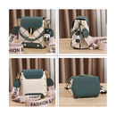 Nieduża torebka na szerokim pasku