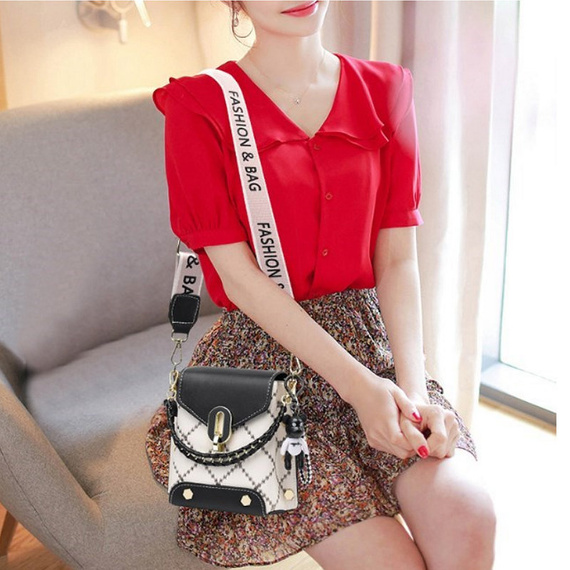 Nieduża torebka na szerokim pasku