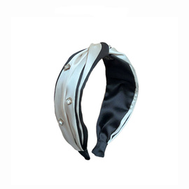 Satynowa opaska black & white z kryształkami – elegancja i kontrast