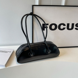 Czarna torebka damska  minimalistyczny design