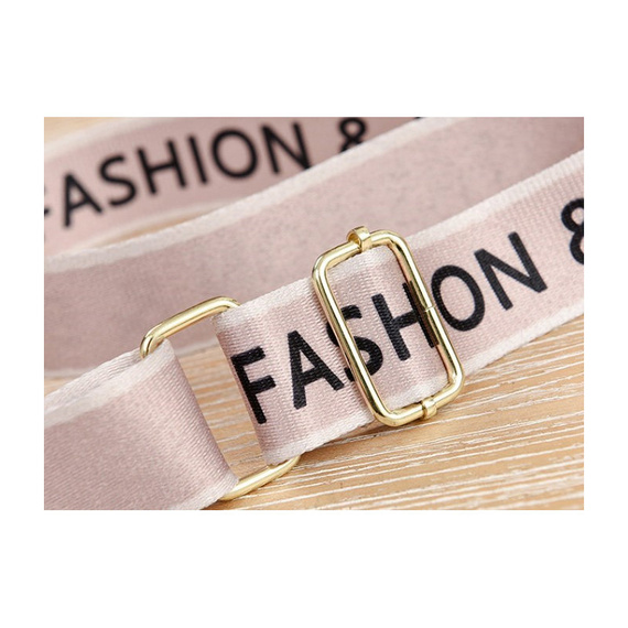 Nieduża torebka na szerokim pasku