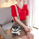 Nieduża torebka na szerokim pasku