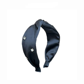 Czarna elegancka satynowa opaska z kryształkami