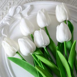BIały sztuczny tulipan 34 cm