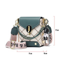 Nieduża torebka na szerokim pasku