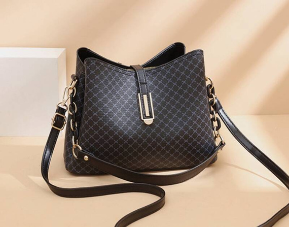 Czarna torebka na ramię kompaktowa